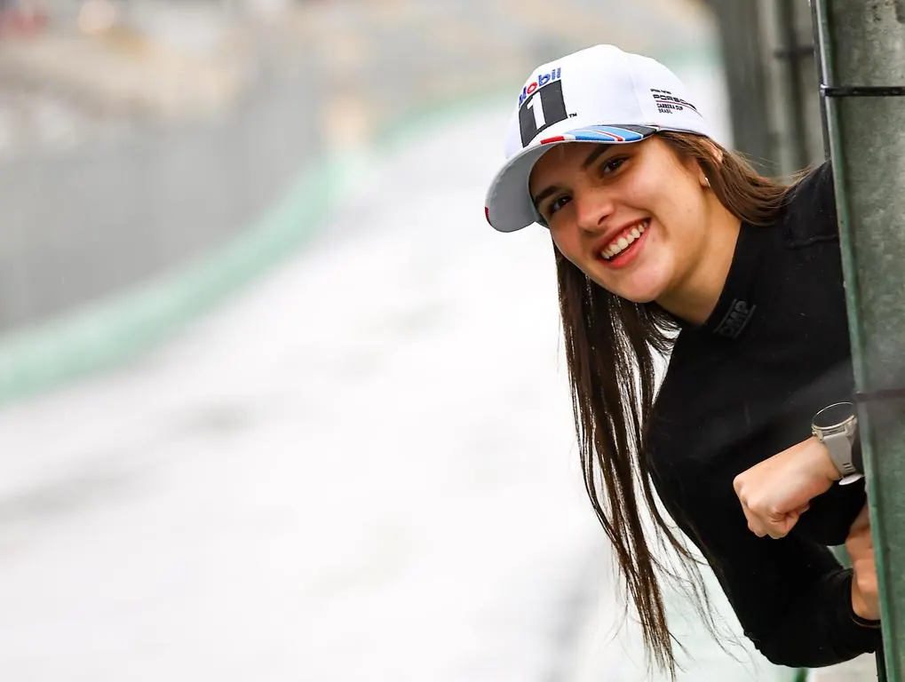 Antonella Bassani surpreende e lidera o Campeonato de E-Sports FIA Girls on Track
